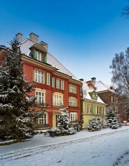 Firefly-a-view-of-a-traditional-townhouse-in-poland-in-the-snow-41316-1